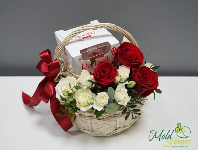 Корзинка с красными розами и Raffaello Фото